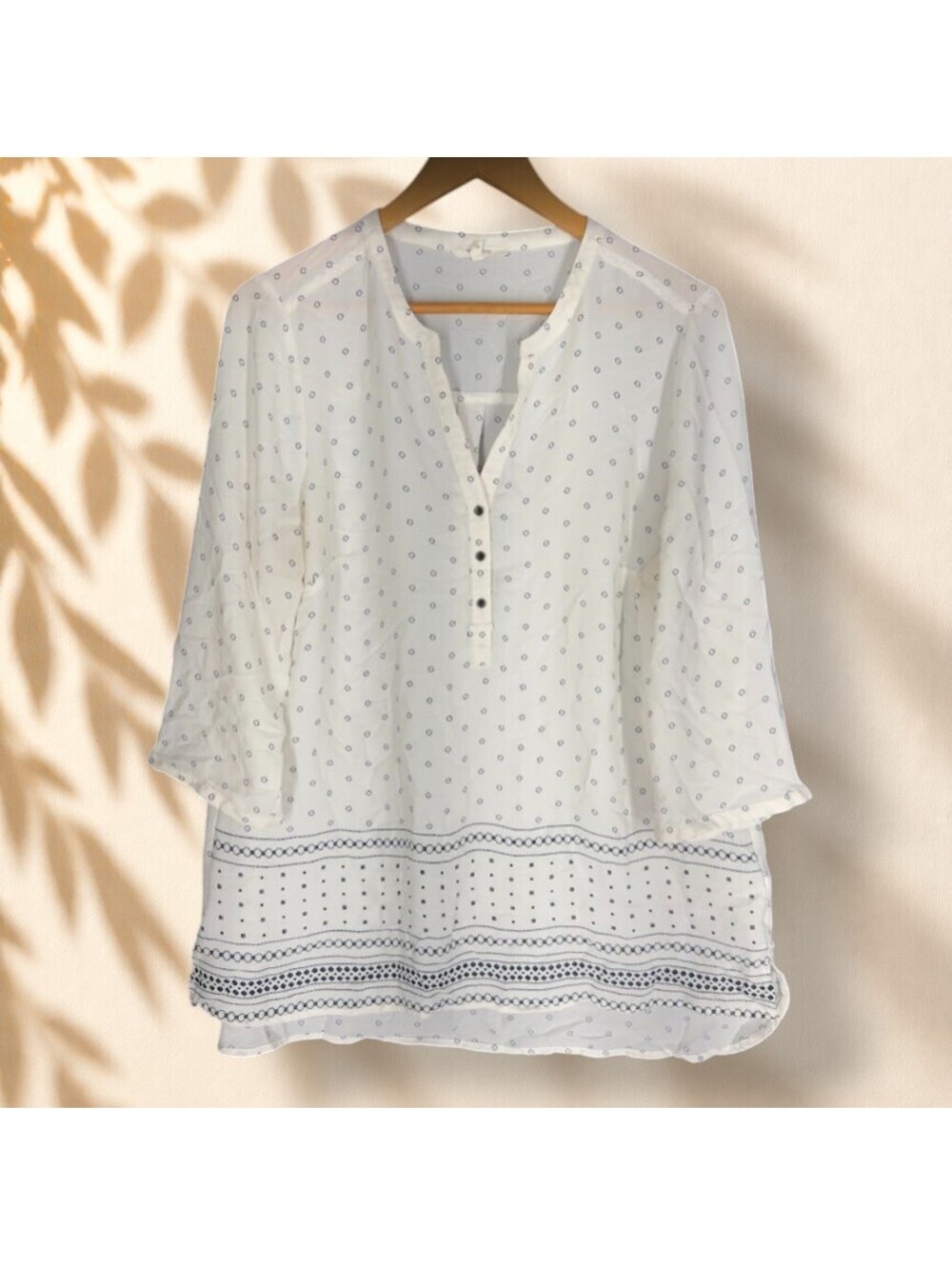 Maurices Blouse Women 0 White Geometric V-Neck 3/4 Sleeve 1/2 Button Casual